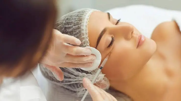 women getting jeuveau injection at the laser cafe